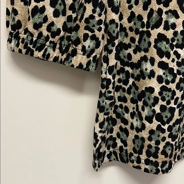 NWOT Jules & Leopold tan with green & black leopard spots the neck top - Image 4