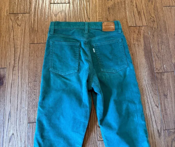 Levi’s wedgie straight green corduroy crop pant size 28 - Image 9