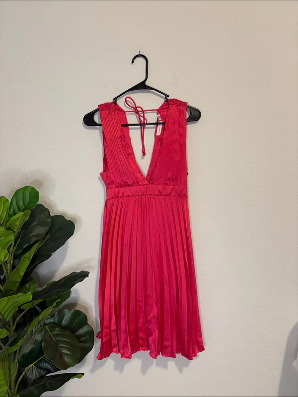 Sincerly Jules Sleeveless Pleated Mini Dress in Bright Fuchsia small - Image 3