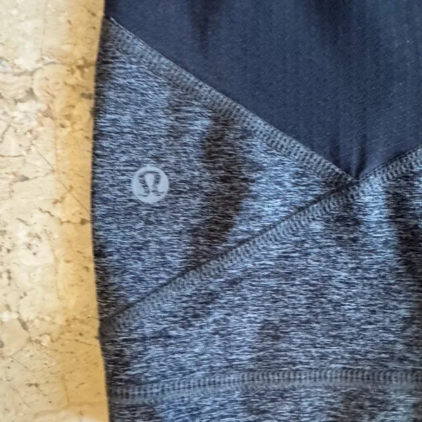Lululemon Gray Leggings 21" crops no flaws size 10 - Image 4