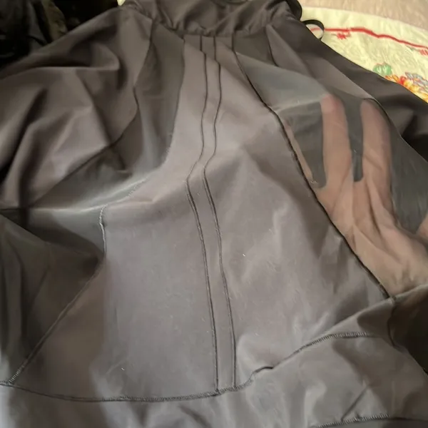 Lululemon jacket size 4 mesh and nylon brand new cond - Image 5