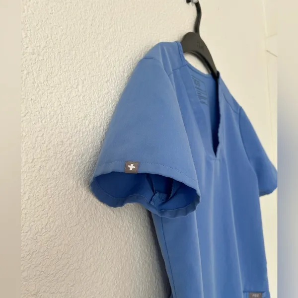 FIGS Womens Capri Blue Casma-Three Pocket Scrub Top sz XS - Image 3
