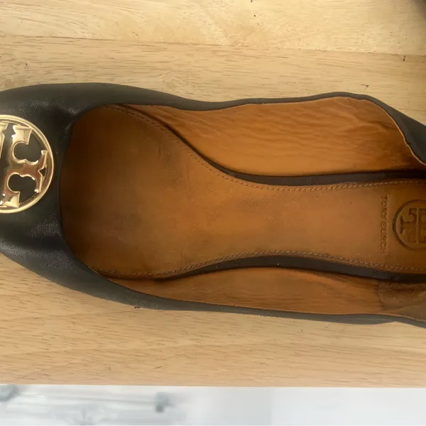 Tory Burch Black Loafers with Gold Emblem - Image 10