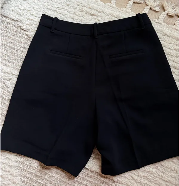 Aritzia Effortless Shorts - Image 5