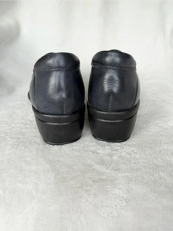 Women’s Clark’s Artisan “Mill Square” Crocodile Navy Blue Slip-On Loafer Size 6W - Image 4