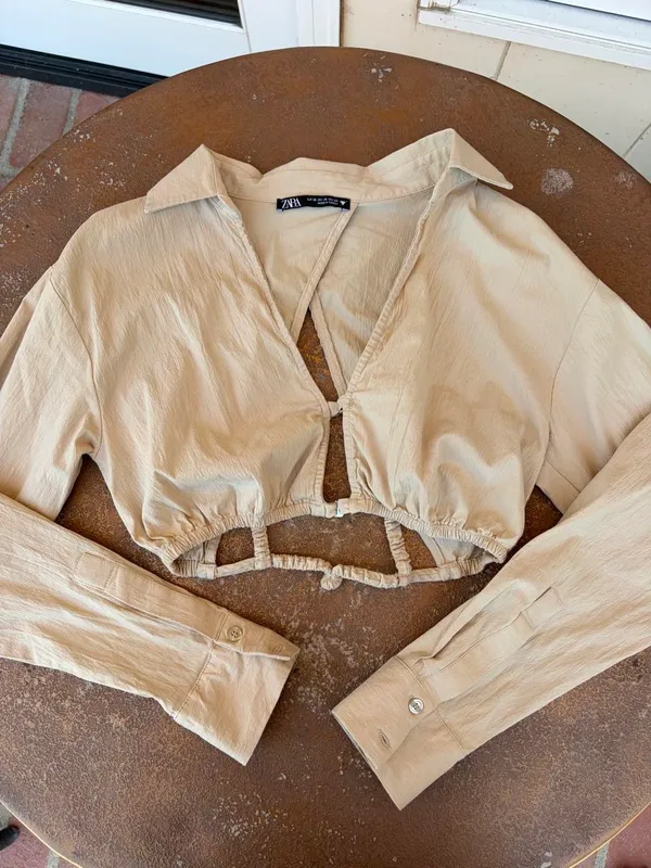 Zara tan cropped collared blouse with tie front detail and open back Size XS #western #cowgirl #preppy #academia - Image 5