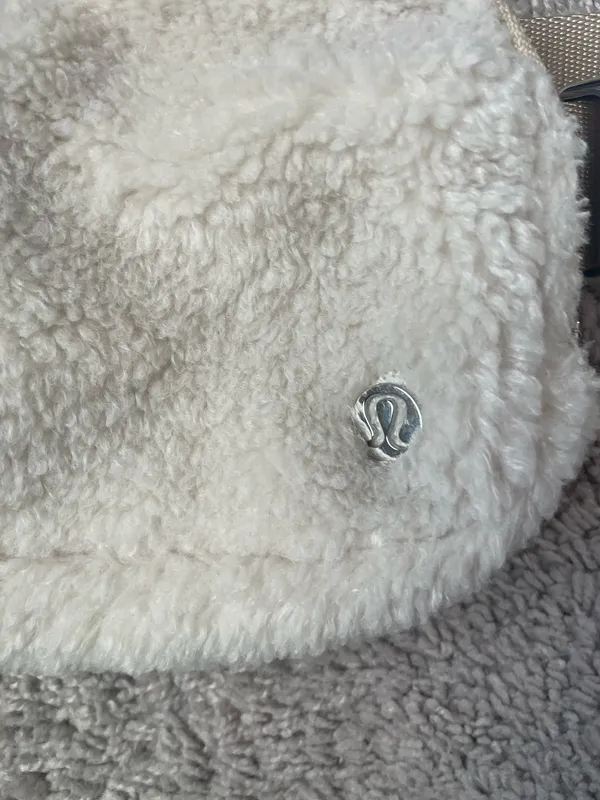 Lululemon Everywhere Belt Bag Fleece - Image 2