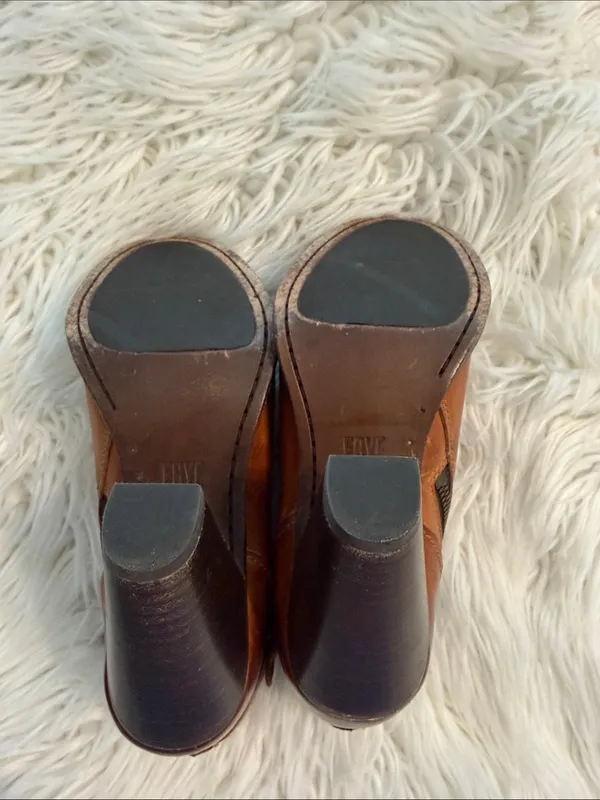 FRYE Distressed Women's brown Leather Ankle Booties with Side Zip size 6B - Image 7