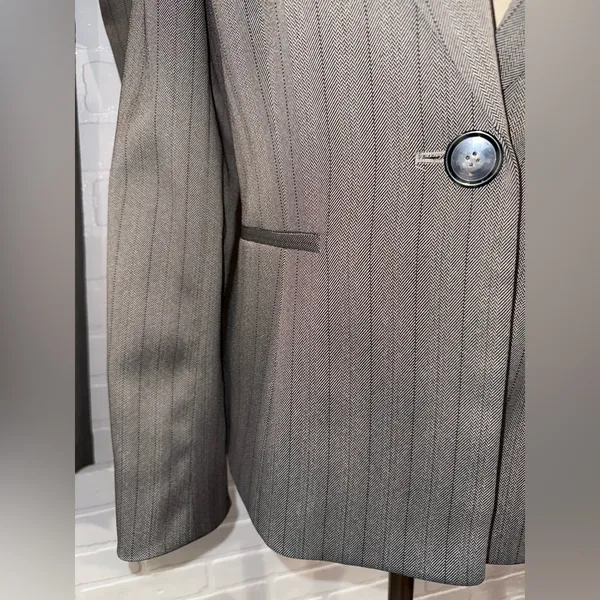 Le Suit New With Tags Women’s Latte Tan Pinstripe Blazer and Pants Suit Set - Image 7