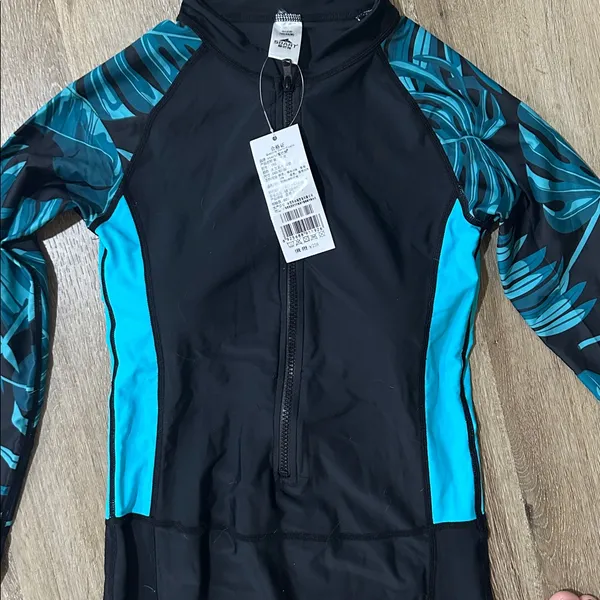 NWT women’s medium surf suit long sleeve - Image 2