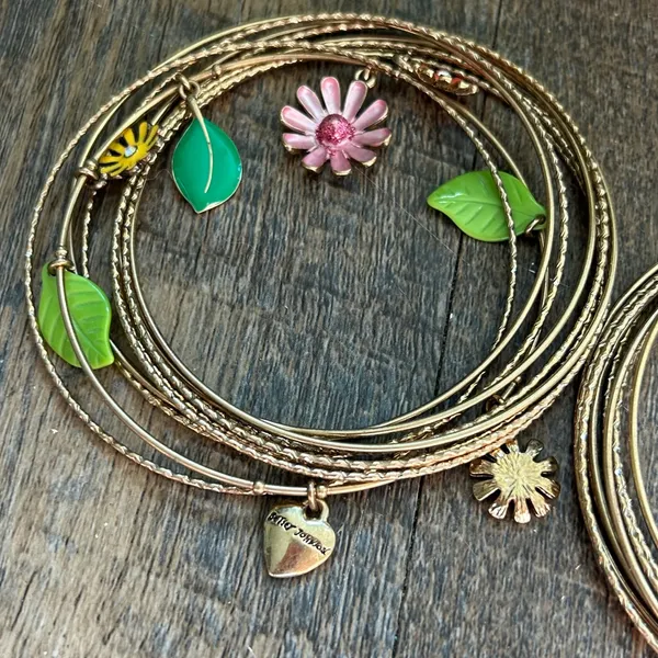 Betsey Johnson Gold Tone Enamel Flower Leaf Bangle Bracelet Set Whimsical Boho - Image 2