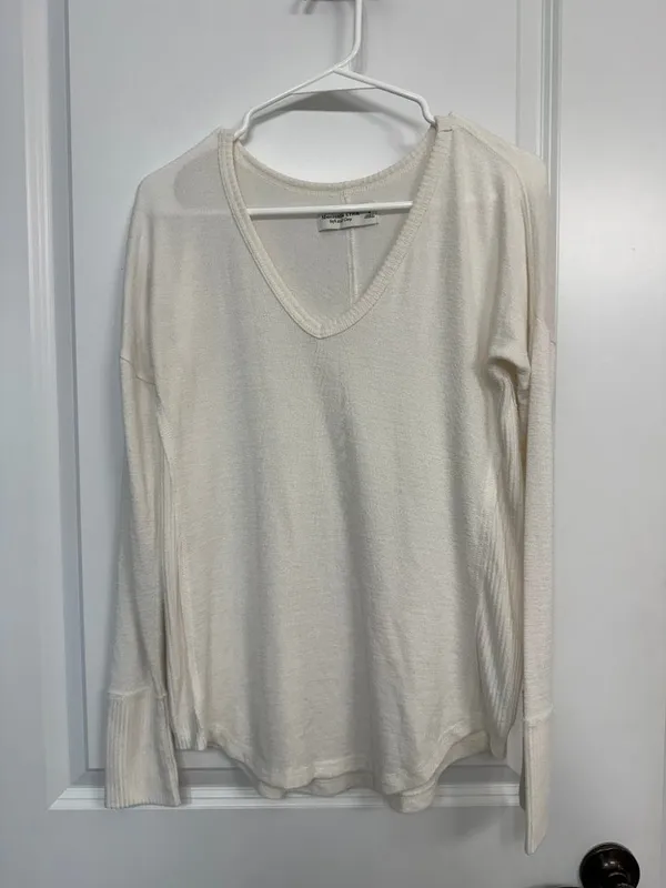 Abercrombie Cream V-Neck Flared Cuff Relaxed Long Sleeve Top S - Image 3