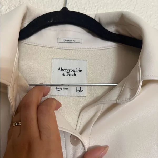Abercrombie and Fitch Faux Leather jacket cream color size Small oversized fit - Image 6