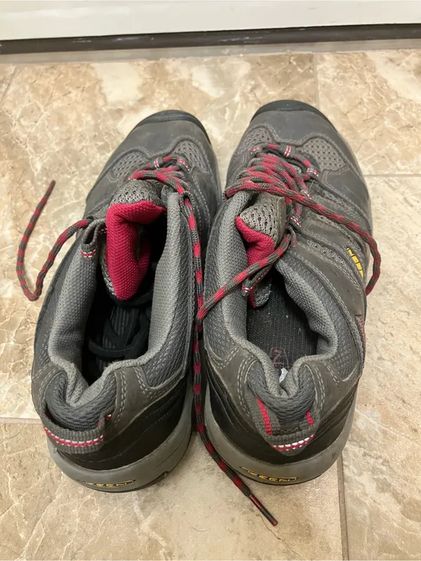 Keen Koven Gray and red hiking shoes - Image 2