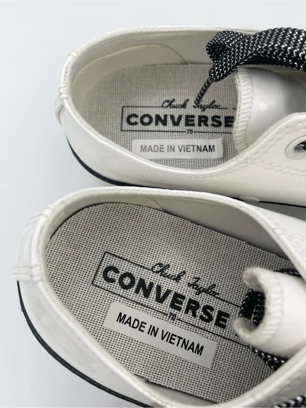 Converse unisex Chuck 70 low top patent leather white sneakers with red soles - Image 8