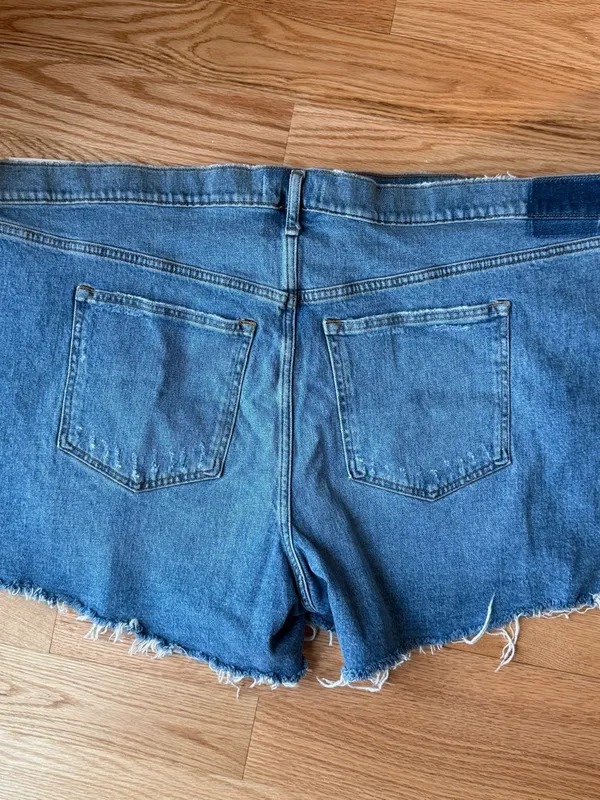 NWT Abercrombie 4" High Rise Mom Jean Short Distressed Denim Cut Off - Size 37 - Image 5