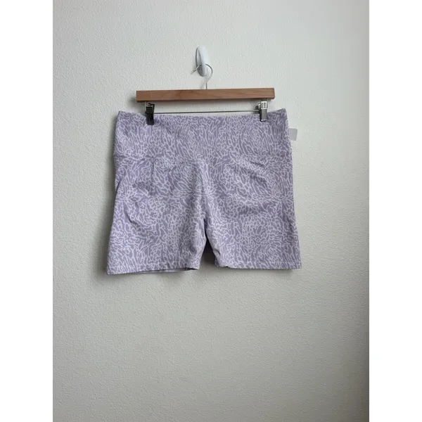 Fabletics Women's Seamless Scrunch Short 4" Black size 2x Lavender Leopard - Image 3
