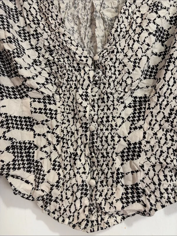 Free People Black and White V-Neck cropped long sleeve shirt Size Medium - Image 2