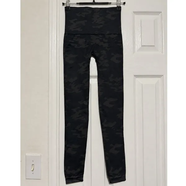 SPANX Look At Me Now Seamless Leggings Black Camo High Waist NWT Small - Image 3