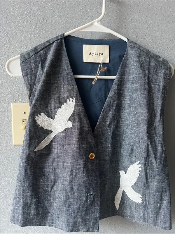 Sleeveless Denim-Effect Cropped Vest with White Bird Appliqué - Image 3
