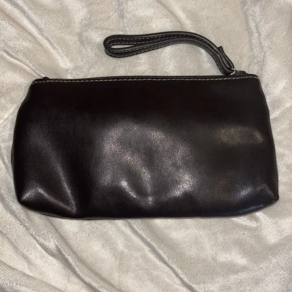 Source Unknown BROWN FAUX LEATHER WRISTLET ONE ZIP POCKET ON OUTSIDE AND FULL ZIPPER CLOSURE - Image 3
