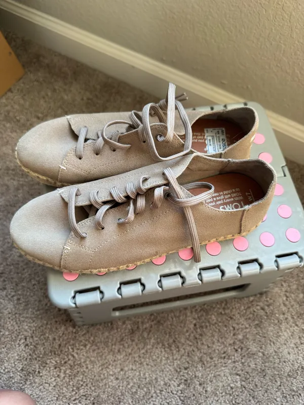 Tom’s tan sneakers size 7 - Image 3