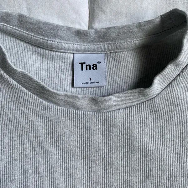 Aritzia TNA HomeStretch™ Rib Crew Waist T-Shirt Cropped Heather Cloud White size Small - Image 3