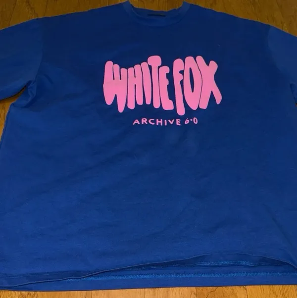 Brand New White Fox Archive 6.0 Oversized Tee in Blueberry & neon pink Size M/L - Image 4