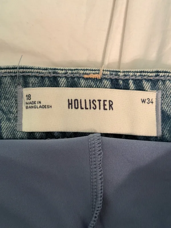Hollister Bow Applique Low Rise Denim Micro skort in Light Wash - Image 4