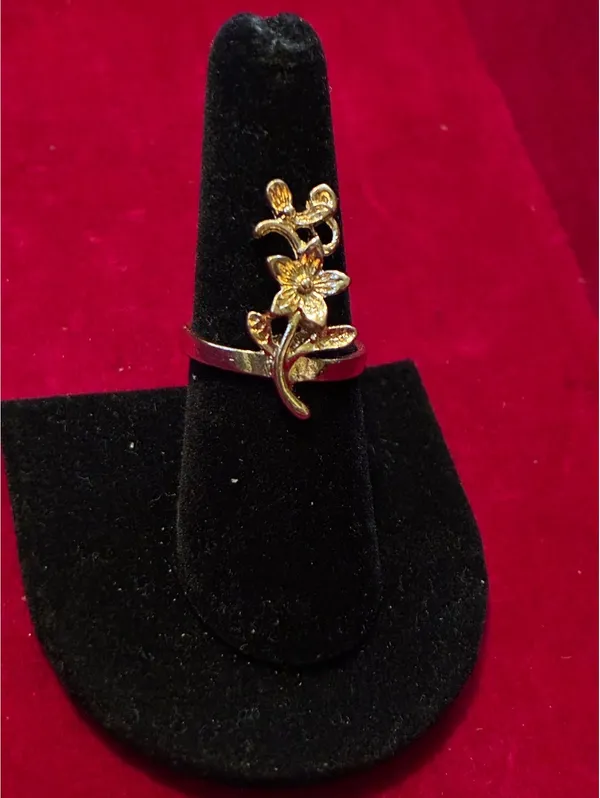 Vintage Gold-Tone Floral Stem Ring – Size 7.5 - Image 2