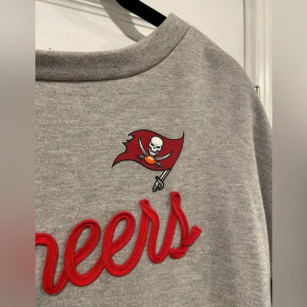 Tampa Bay Buccaneers Size M Touch Outfield Deep V-Back Tie Pullover Sweatshirt - Image 4