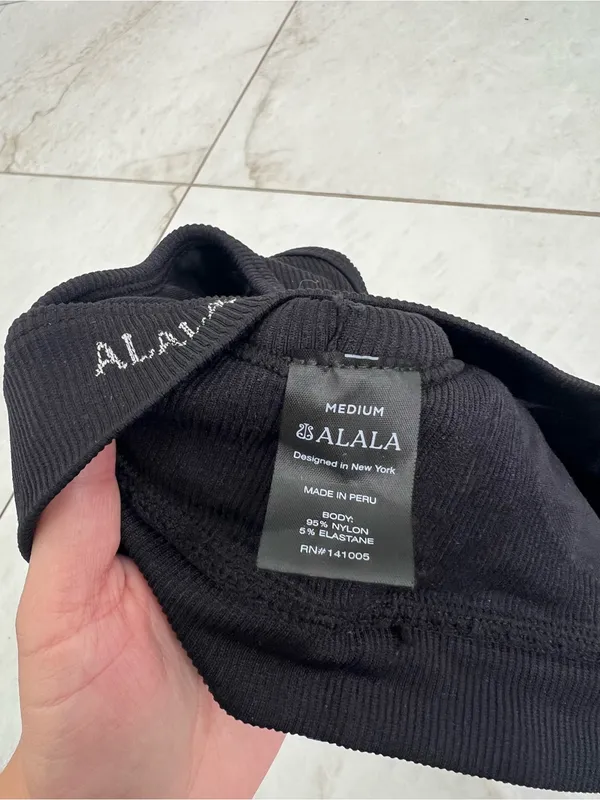 NEW ALALA Black Ribbed Seamless Sports Bra Size Medium - Image 3