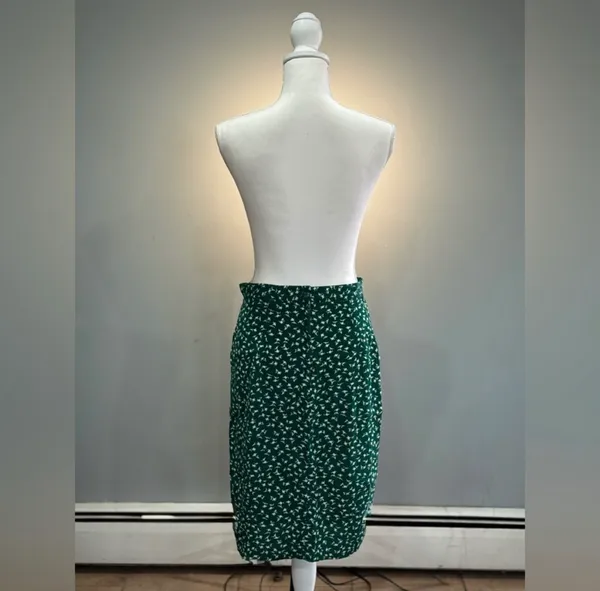Green Vintage Floral Patterned Skirt Fits 4/6 EUC - Image 2
