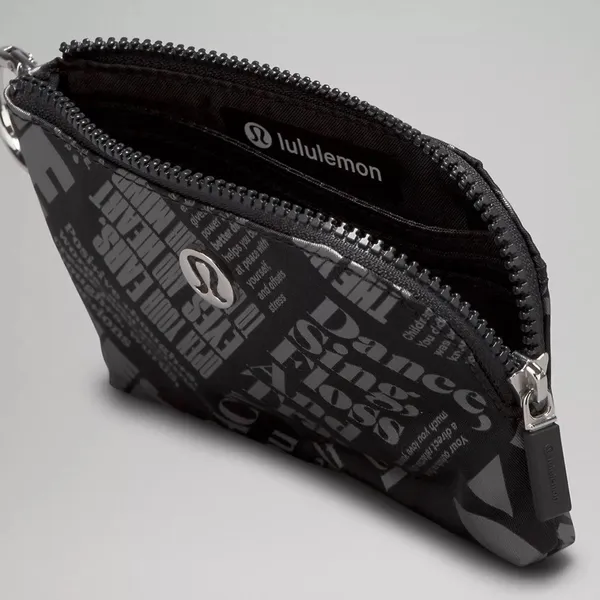Lululemon Clippable Card Pouch Manifesto Print black / gray - Image 4
