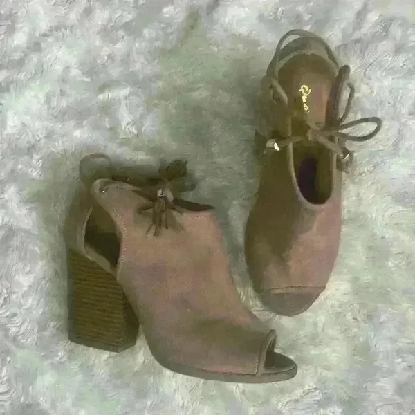 Qupid‎ tan faux suede, peep toe, block heel woman’s size 7.5 - Image 2