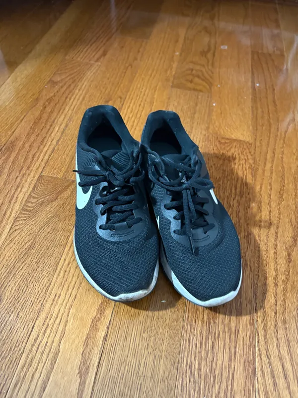 Black Nike sneakers - Image 3