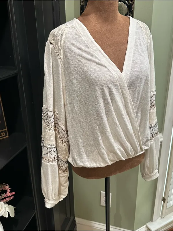 Free People White Embroidered Peasant Wrap Blouse – Boho Lace & Crochet Size XS - Image 3