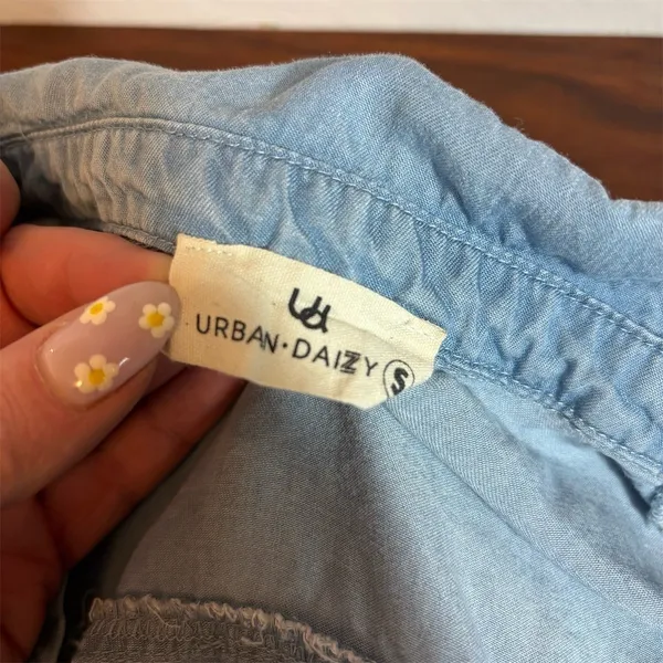 Urban Daisy Button-Up Shirt Womens‎ Size S Light Blue Chambray Denim Look - Image 2