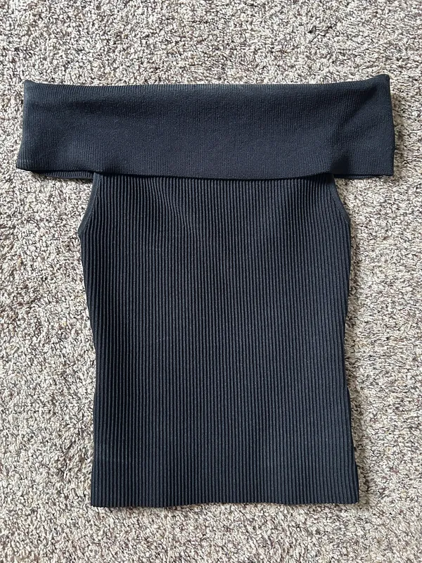Aritzia Black Off-the-Shoulder Ribbed Top - Image 2