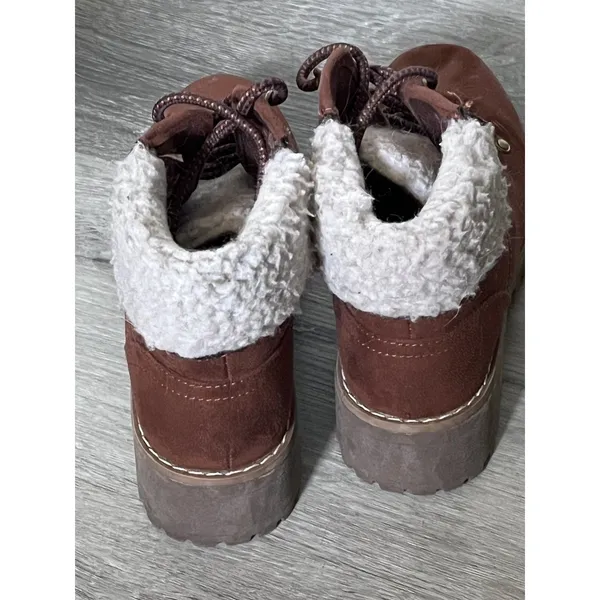 St John’s Bay Brown Faux Fur Lined Lace Up Hiker Boots Size 6 - Image 3