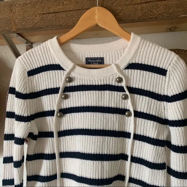 ☀️ Abercrombie knit navy and white stripe sweater - Image 3