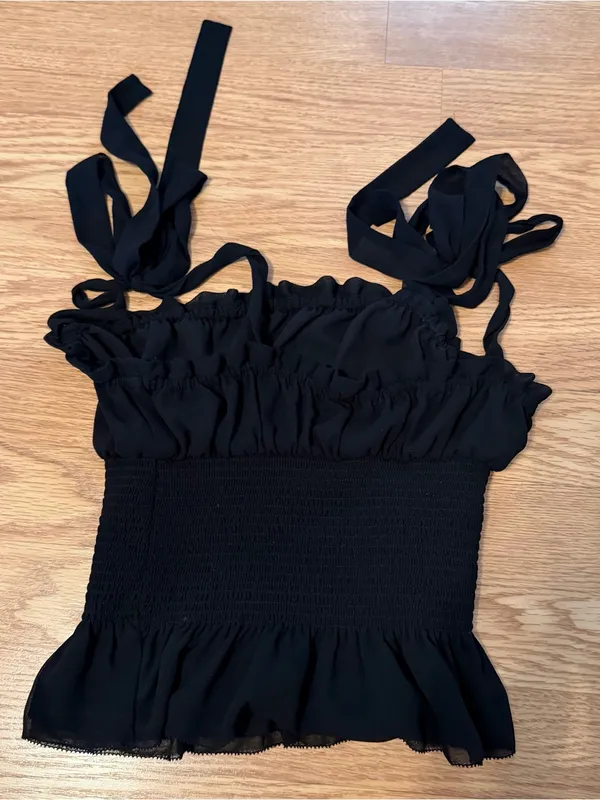 Aritzia Wilfred Black Smocked Tie-Shoulder Ruffle Tank - Image 5