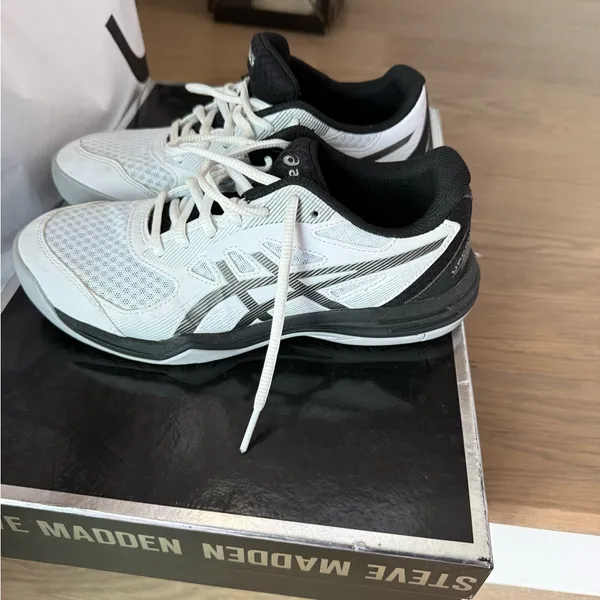 ASICS Women’s White and Black Athletic Volleyball Shoes like new - Image 2