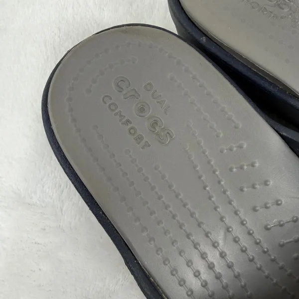 Crocs Sanrah Hammered Circle Wedge Flip Flops Navy Gray‎ Womens Sandal 6 - Image 4