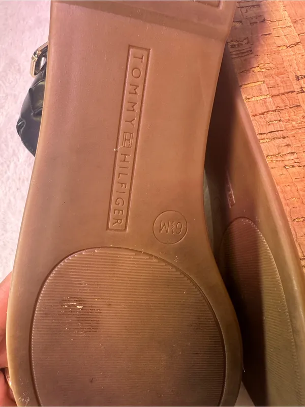 Tommy Hilfiger Black Leather Cork Wedge Thong Sandals with Gold Logo - Image 9