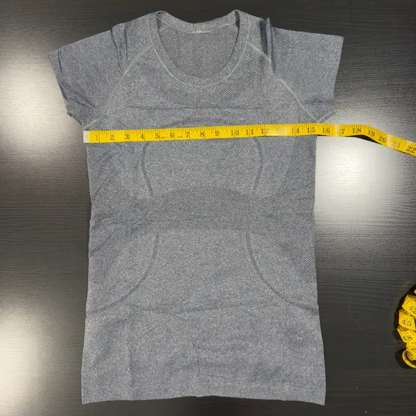 Women’s Lululemon Heathered Slate Swiftly Tech Hip Length Crew Neck Tee Size 6 - Image 5