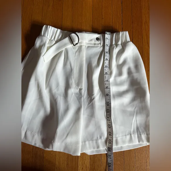 Dolce Cabo White Elastic Waist Buckle Shorts, Size L, NWT - Image 4