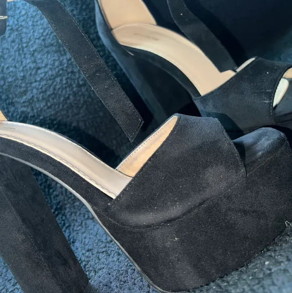 Pretty Little Thing Platform Heels - Image 3