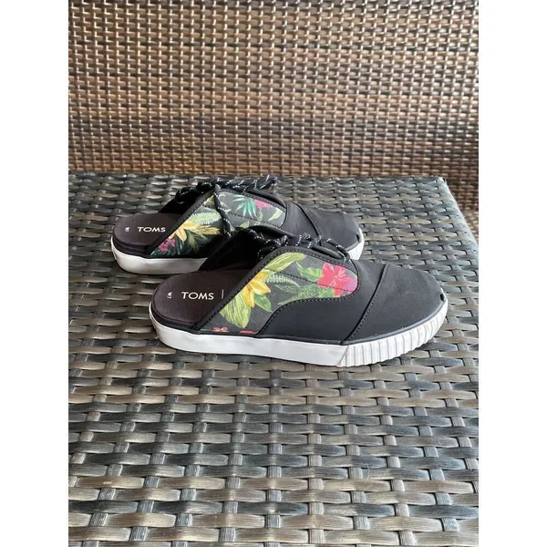 Toms shoes women’s size 7 - Image 4