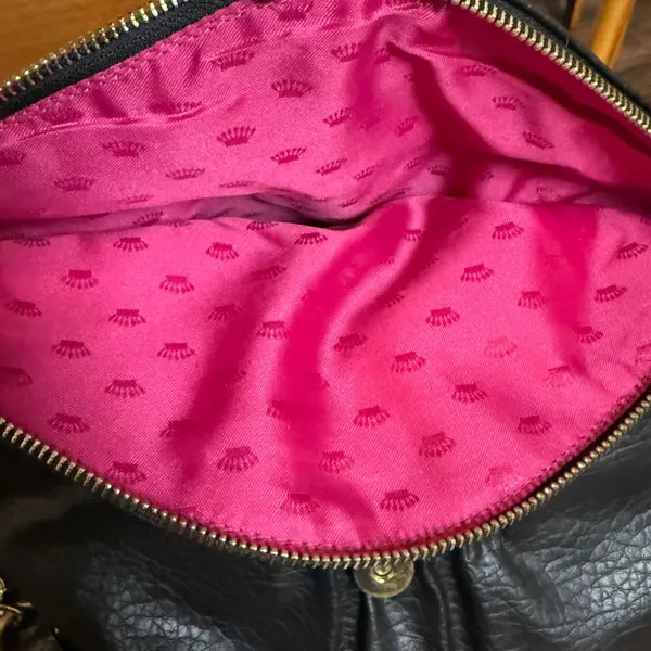 NWOT Juicy Couture Black Slouchy Crossbody Purse Bag Gold Hardware Pink Interior - Image 7